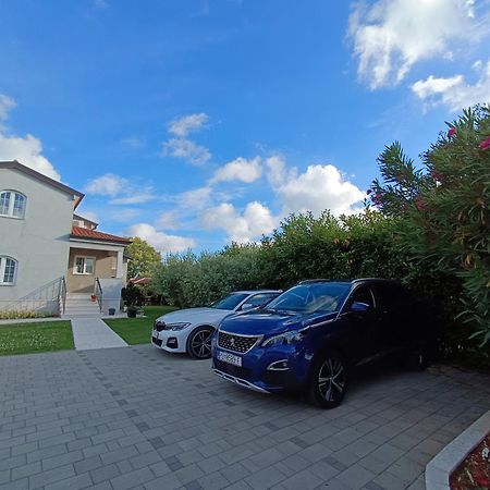 Apartman Ika Umago Esterno foto