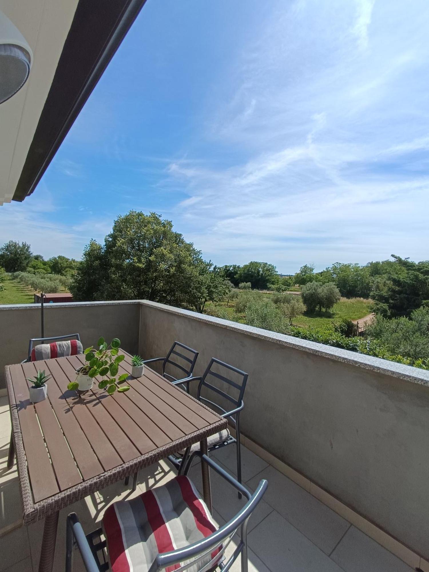 Apartman Ika Umago Esterno foto