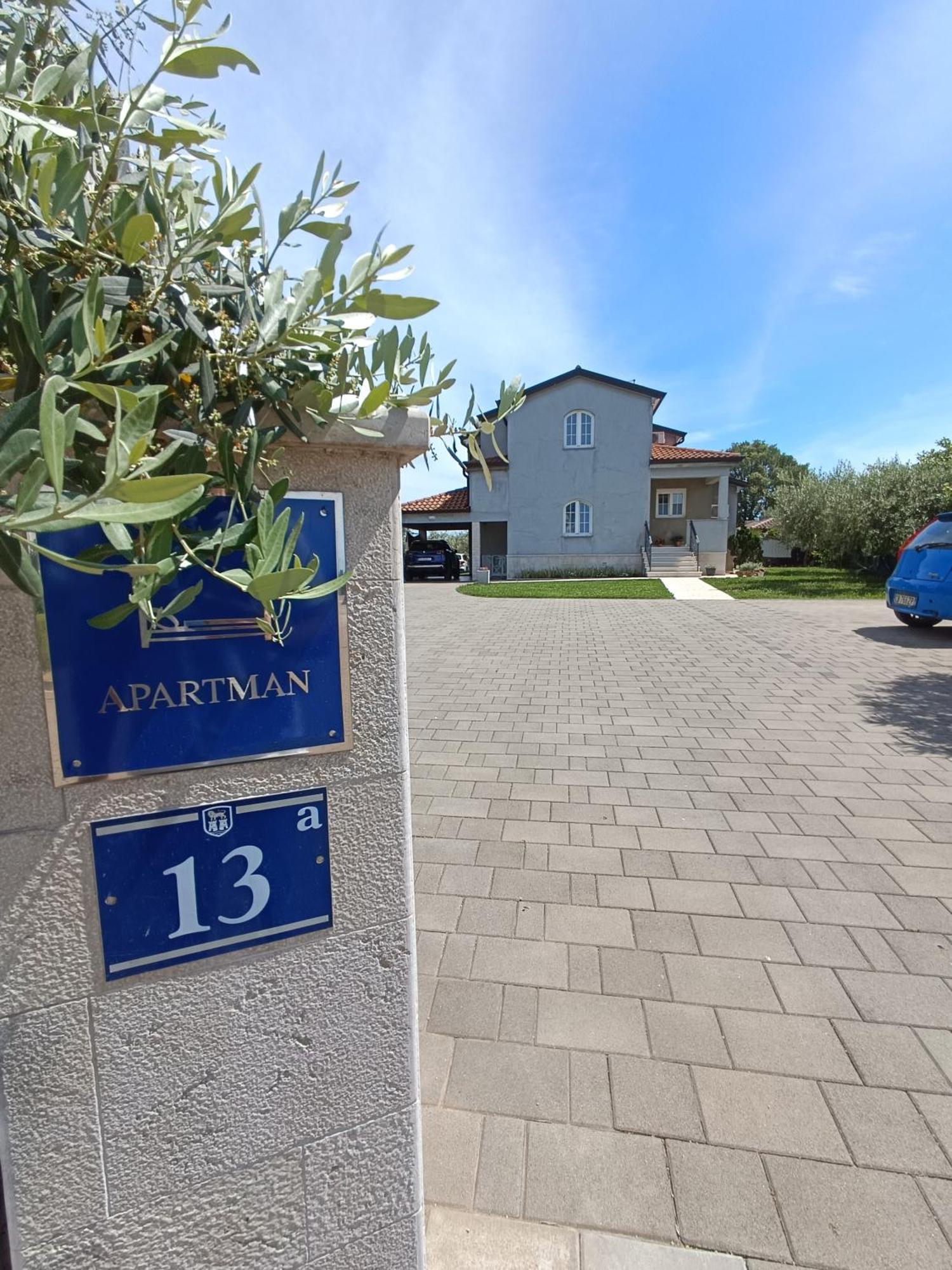 Apartman Ika Umago Esterno foto