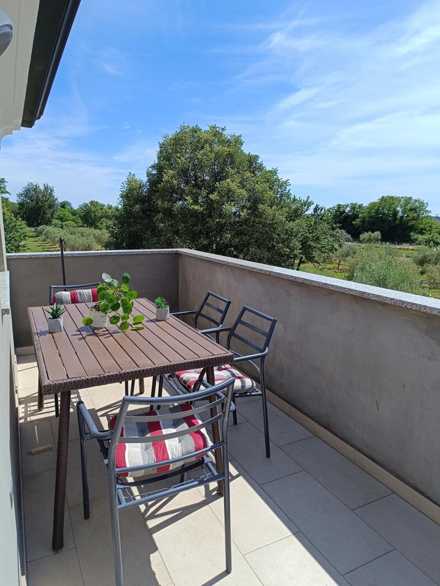 Apartman Ika Umago Esterno foto