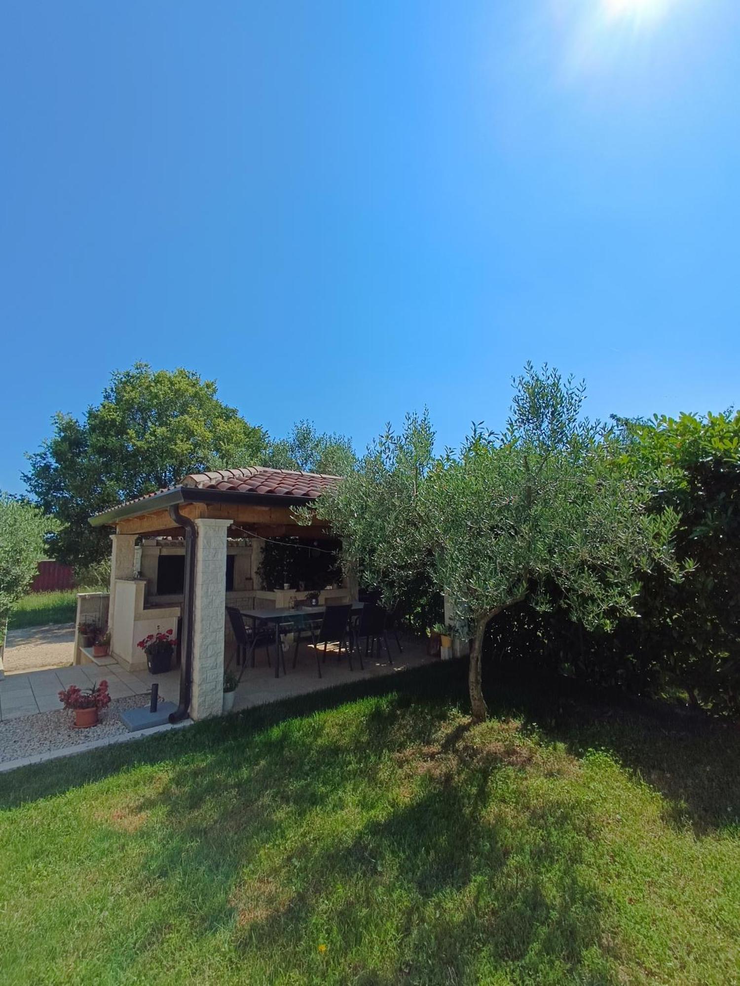 Apartman Ika Umago Esterno foto